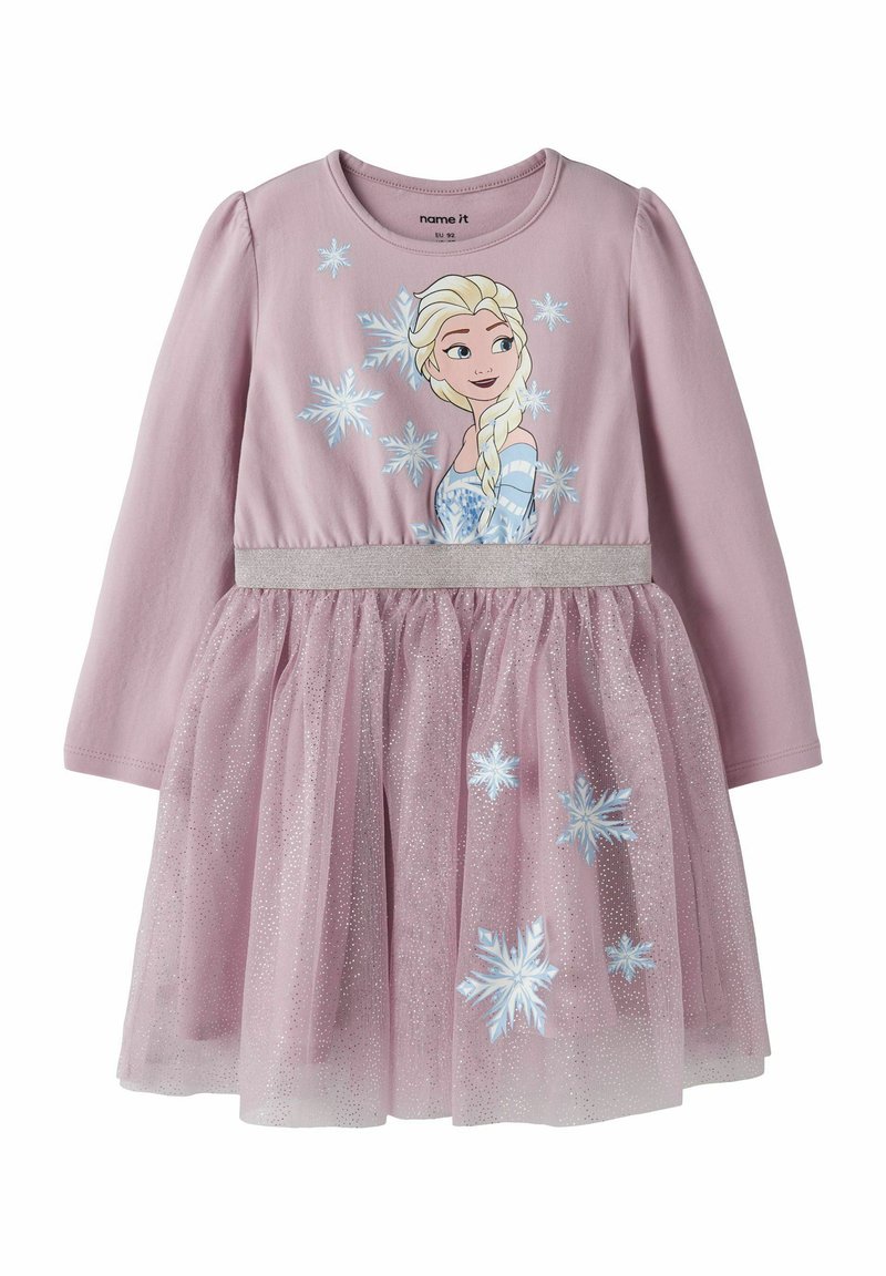 Robe rose à manches longues avec une jupe en tulle pailletée, une ceinture argentée et un motif imprimé de personnage entouré de flocons de neige.