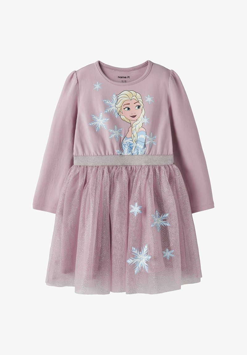 Robe rose à manches longues avec une jupe en tulle pailletée, une ceinture argentée et un motif imprimé de personnage entouré de flocons de neige.