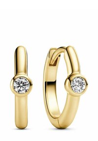 Guldörhängen i form av hoops, varje prydd med en enda rund klar diamant i en slät bezel-inkapsling, visade mot en vit bakgrund.