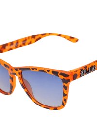 Gafas de sol naranjas con un patrón de estampado animal negro, montura cuadrada y lentes degradados. Logo de la marca "SKULL RIDER" presente en el lateral.