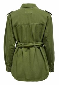 Veste verte à manches longues avec bretelles aux épaules, ceinture à la taille, poignets boutonnés et détails cousus dans le dos et aux épaules.