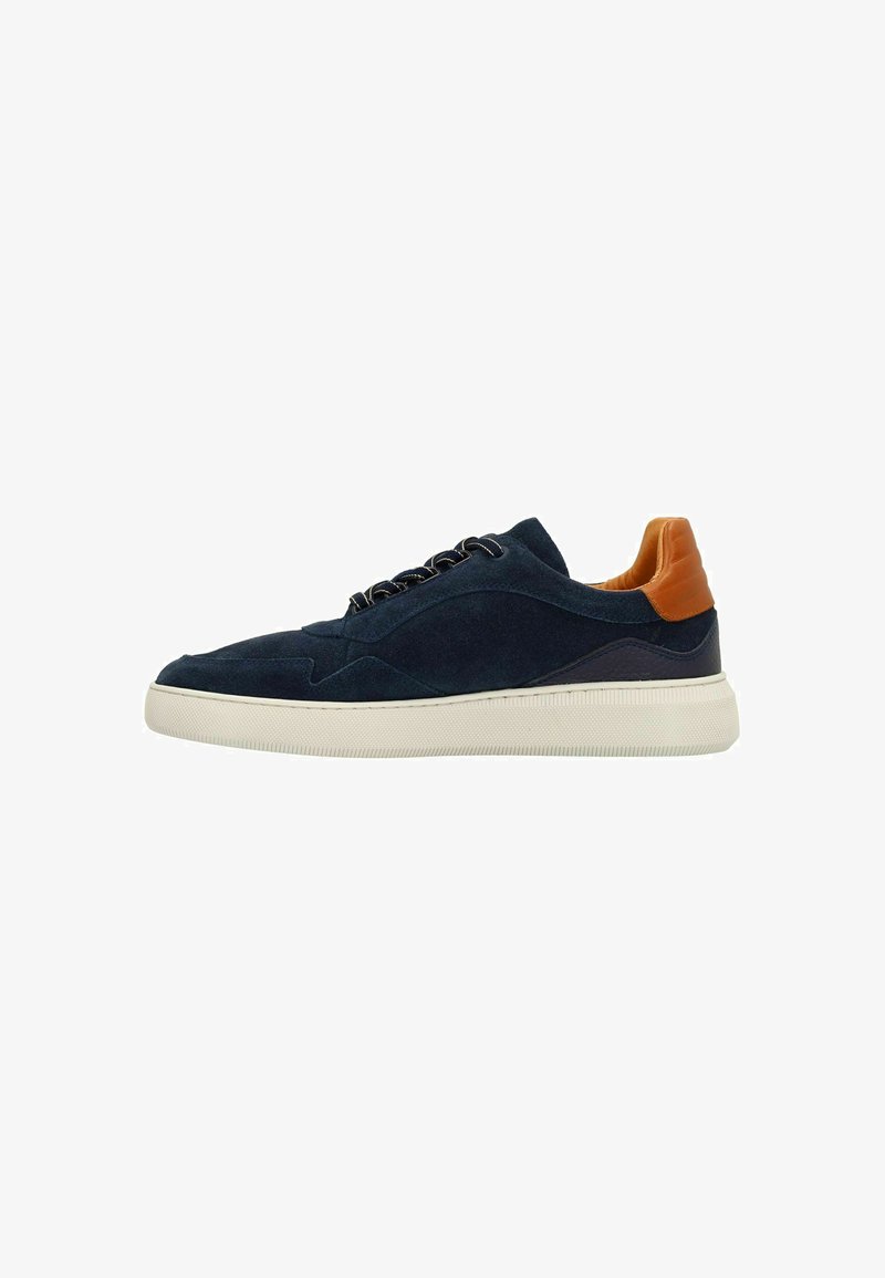 Marineblauwe suède sneaker met een gestructureerd oppervlak en bruine leren hielaccent. Voorzien van een witte rubbere zool en zwarte veters.