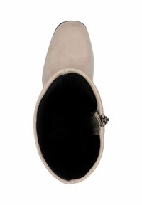 Stivaletto in suede beige con punta rotonda, fodera interna nera e zip laterale. Texture liscia con accenti minimi.