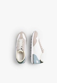 Bunt gefärbte Sneaker aus weißem Leder, beigem Wildleder und blauen Akzenten. Schnürdesign mit einer Gummisohle und gepolstertem Schuhkragen.