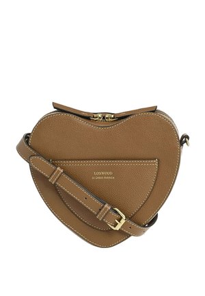 Sac bandoulière en cuir marron en forme de cœur avec boucle et fermeture éclair dorées, poche avant, et logo "Loxwood Le Cabas Parisien".
