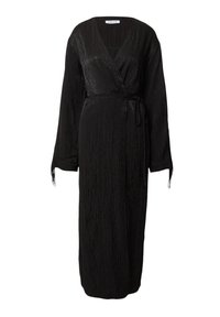 Schwarzes Wickelkleid mit langen Ärmeln, strukturiertem Finish, tailliertem Gürtel und Fransenverzierungen an den Ärmeln, das ein tiefes V-Ausschnittdesign aufweist.