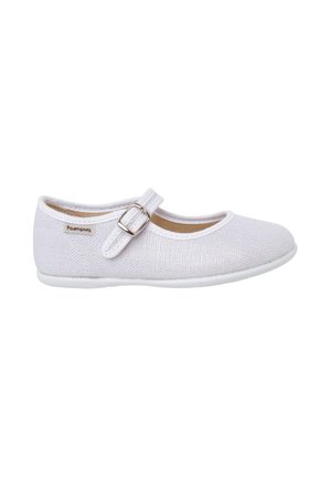 Chaussure Mary Jane en textile blanc avec bride à boucle réglable et semelle plate, étiquetée "Pisamonas" sur le côté.