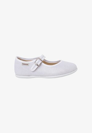 Chaussure Mary Jane en textile blanc avec bride à boucle réglable et semelle plate, étiquetée "Pisamonas" sur le côté.