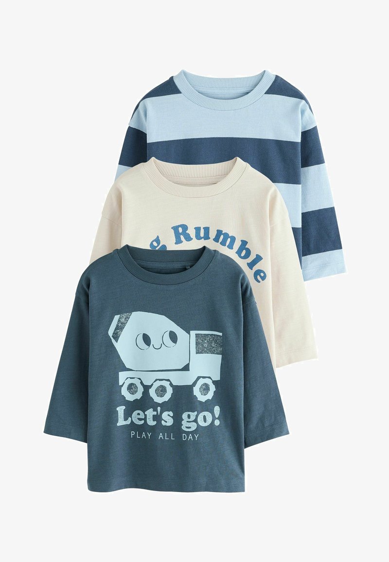 Drie lange mouwen kinderschirts: blauw met een cartoon betonmixer en tekst, crème met gedeeltelijke blauwe tekst, blauw en donkerblauw brede strepen.