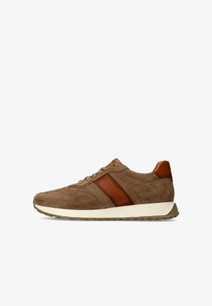 Bruine suède sneaker met lichtbruine leren accenten, vetersluiting, witte zool en textuurrubber buitenzool, zijaanzicht op witte achtergrond.