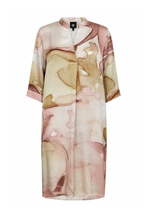 Hosszú, könnyű ruha sallangos gallérral, rózsaszín, bézs és krémszínű absztrakt akvarellmintával.