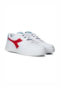 Witte sneakers met rode en blauwe accenten, gemaakt van leer, met geperforeerde details, ronde neus en een platte rubberen zool.