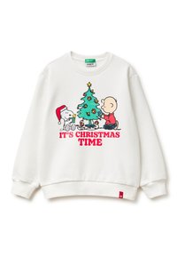 Weißer Pullover mit einem grafischen Motiv von Snoopy und Charlie Brown, die einen Weihnachtsbaum schmücken, mit dem Text "IT'S CHRISTMAS TIME" in Rot.