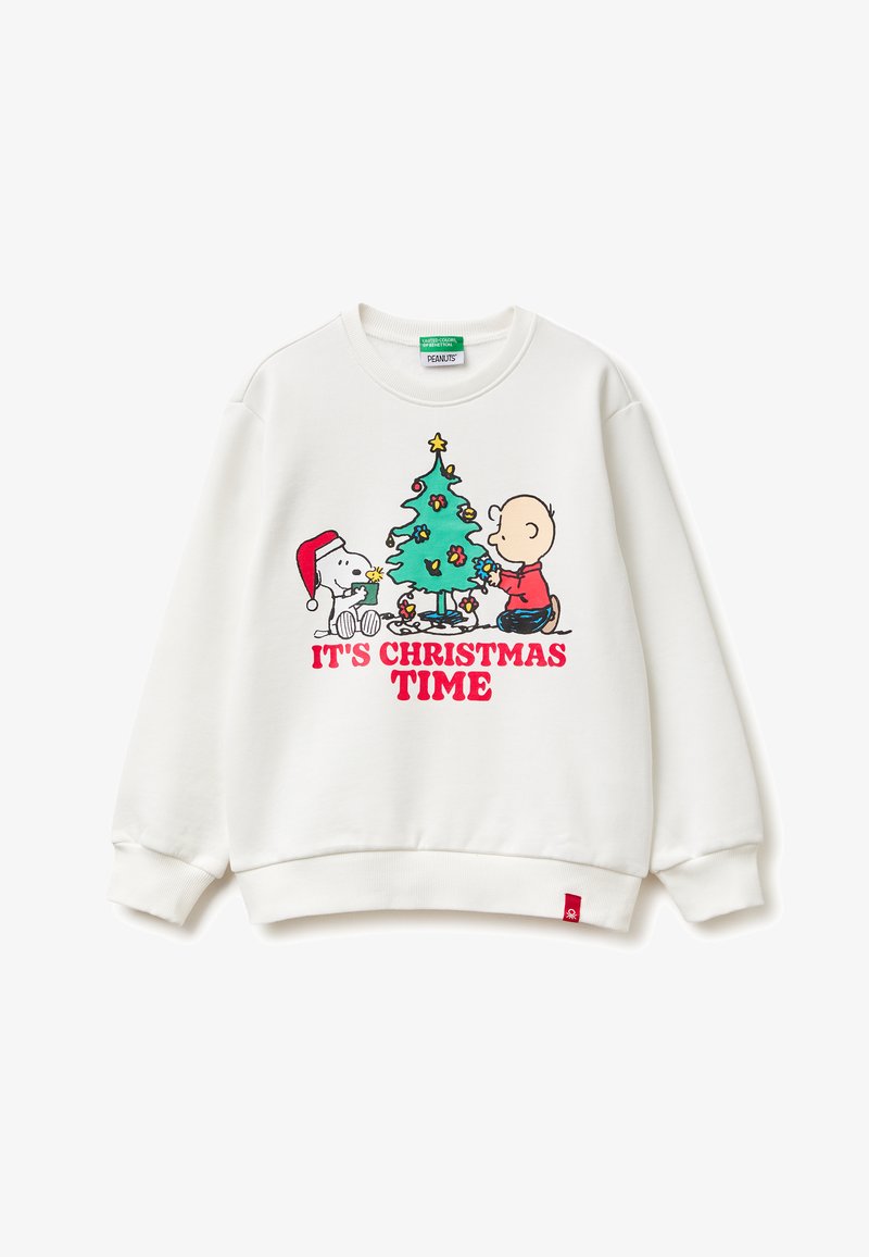Weißer Pullover mit einem grafischen Motiv von Snoopy und Charlie Brown, die einen Weihnachtsbaum schmücken, mit dem Text "IT'S CHRISTMAS TIME" in Rot.