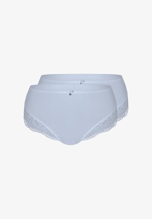 Zwei weiße Damenunterhosen mit Spitzenbesatz und kleinen herzförmigen Anhängern am Bund, vor weißem Hintergrund dargestellt.