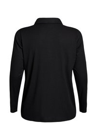 Černá polo košile s dlouhým rukávem, ribbed texturou a klasickým límečkem. Zadní strana má zakřivený lem a jednoduchou konstrukci.