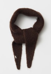 Sciarpa marrone in lana, leggera e dalla texture morbida, presenta un design ad anello con estremità appuntite e include una piccola etichetta con il marchio.