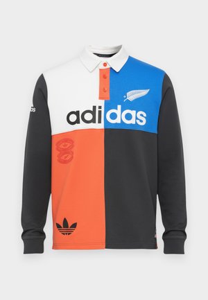 Krāsaini blokota garām piedurknēm polo krekls melnā, baltā, oranžā un zilā krāsā, ar apkakli, pogu aizdari un izteiksmīgu Adidas z�īmolu.