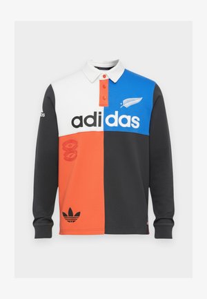 Langärmliges Polohemd mit Farbblockierung in Schwarz, Weiß, Orange und Blau, mit Kragen, Knopfleiste und auffälligem Adidas-Logo.