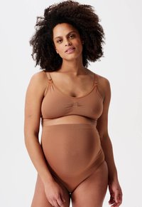 Schwangerschafts-Lingerie-Set aus weichem braunem Stoff, mit verstellbaren Trägern, einem glatten Bündchen und subtilen Raffungselementen an der Brust.
