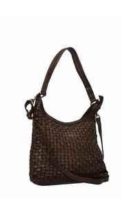 Donkerbruin geweven leren handtas met twee riemen, één korte handgreep en één verstelbare schouderriem, tegen een witte achtergrond.