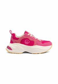 Rosa Sneakers aus einer Kombination von strukturierten und glatten Materialien, mit einer klobigen weißen Sohle, Schnürdesign und Logodetail an der Seite.