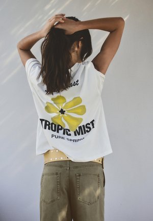 PULL&BEAR TROPIC MIST T-SHIRT - Printtipaita - white