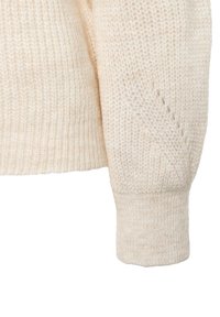 Hellbeige gestrickter Pullover mit strukturiertem Muster, ausgestattet mit einem gerippten Bündchen und lockerer Passform. Weicher, warmer Stoff mit subtilen Farbvariationen.