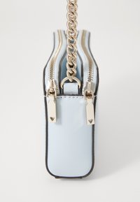 Světlomodrá kožená taška obdélníkového tvaru, se dvěma zipy, stříbrným řetízkovým popruhem a kovovými doplňky s motivem srdcí.