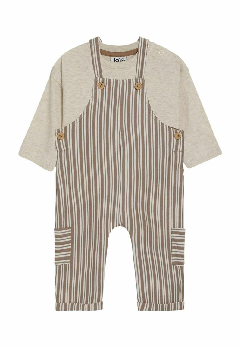 Gestreifte braune Latzhose mit beigem T-Shirt mit kurzen Ärmeln; verfügt über Holzknöpfe und Seitentaschen; weicher Stoff mit umgeschlagenen Hosenbeinen.