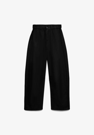 Pantalones negros de pierna ancha con cinturilla elástica, cierre de botón y cremallera, y bolsillos laterales, mostrados sobre un fondo blanco.