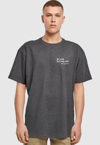 Merchcode HAPPINES HEAVY  TEE - Marškinėliai su spaudiniu - charcoal