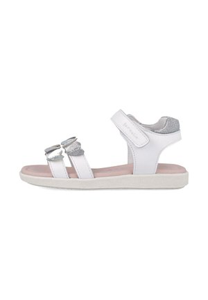 Sandalias blancas con dos acentos brillantes, correas ajustables y una suela texturizada blanca. La plantilla de suave color rosa proporciona comodidad.