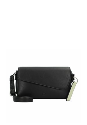 Pochette en cuir noir avec un rabat, bandoulière amovible, éléments en métal argenté et forme rectangulaire ; présente une étiquette avec un accent de texte.