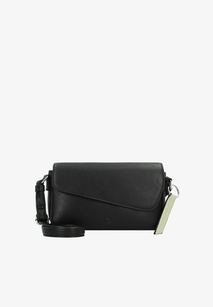 Bolso de mano de cuero negro con cierre de solapa, correa desmontable, herrajes plateados y forma rectangular; incluye una etiqueta con acento de texto.