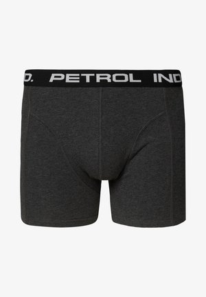 Grau Boxer-Shorts aus weichem Stoff, mit einem schwarzen elastischen Bund, auf dem in weißer Schrift "PETROL IND." steht, sowie stilisierten Nähten.