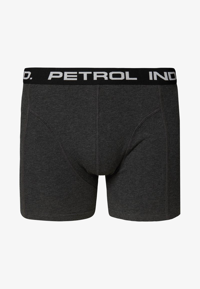 Šedé boxerky vyrobené z měkké tkaniny, s černým elastickým pasem, na kterém se nachází bílý nápis "PETROL IND." a stylizované švy.
