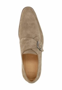 Beige suede monniker met een vierkante neus, enkele gespdetails en leren binnenzool. Gladde textuur met minimale stikselaccenten.