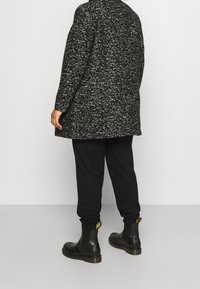 ONLY Carmakoma Klassisk kappa / rock - black