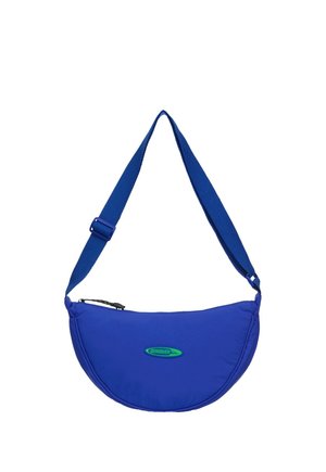 Sac à épaule bleu en forme de demi-lune avec bandoulière réglable et logo Quiksilver vert sur le devant, fermeture zippée sur le dessus.