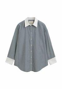 Chemise à manches longues rayée en coton bleu marine et blanc, avec un col blanc classique et des poignets, un devant boutonné et un ourlet arrondi.
