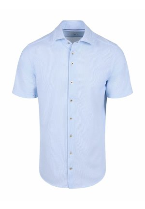 Hellblaues Herren-Kurzarmhemd mit Kragen und strukturiertem Stoff, auf weißem Hintergrund gezeigt.