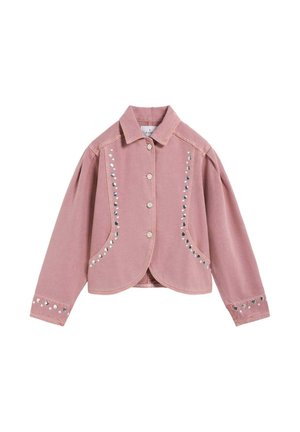 Chaqueta vaquera rosa corta con mangas largas, cierre frontal de botones y adornos de tachuelas plateadas en los bolsillos y puños.
