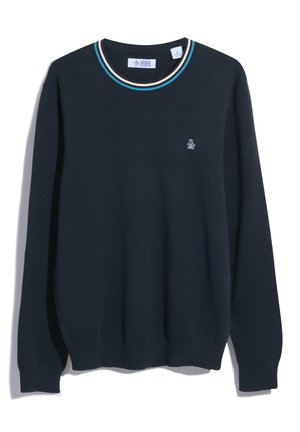 Donkerblauwe trui met een geribde ronde halslijn, voorzien van witte, teal en beige strepen. Inclusief een klein logo op de linkerborst.