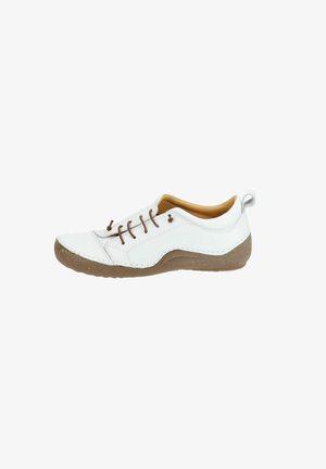 Chaussure blanche à lacets en cuir texturé avec un intérieur beige. Dotée d'une semelle en caoutchouc marron et de coutures décoratives le long des bords.