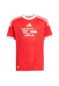 Maillot de sport Adidas rouge avec col blanc et bandes blanches sur les manches, arborant le logo du 1. FC Union Berlin et un petit emblème doré du 60e anniversaire.