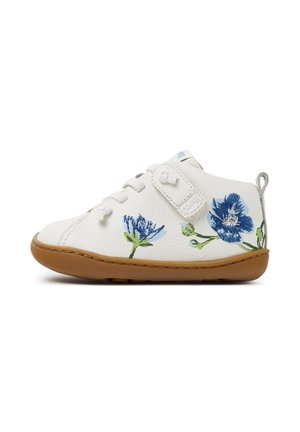 Weißer Kleinkindschuh mit blauer Blumenstickerei, brauner Sohle, weißen Schnürsenkeln und einem Klettverschluss auf weißem Hintergrund.