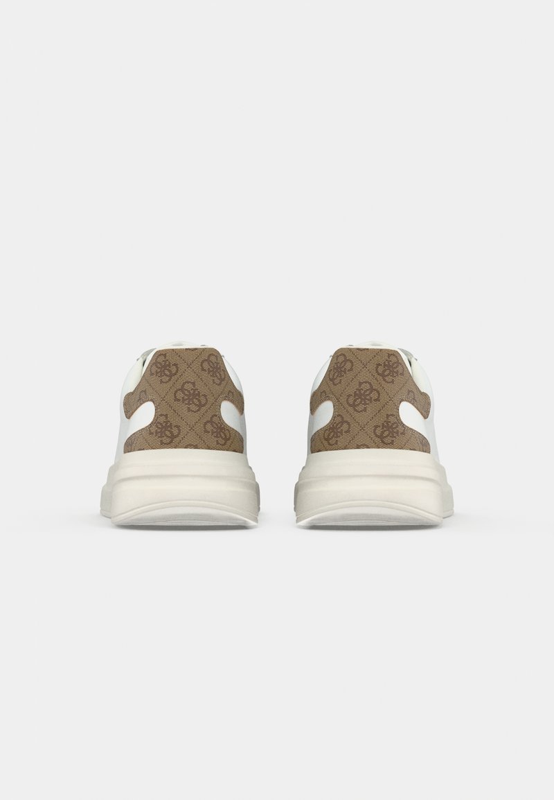 Paire de baskets blanches avec semelles épaisses et panneaux de talon marron à motifs, vues de dos sur un fond uni.