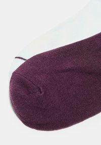 Dvoubarevné ponožky s tmavě fialovou špičkou a světle modrým tělem, vyrobené z měkké, elastické tkaniny s hladkým povrchem.