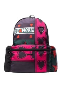 Sac à dos avec des motifs de cartes à jouer roses, noires et vertes, des formes de cœur, et le texte « REAMORE » sur la partie supérieure.